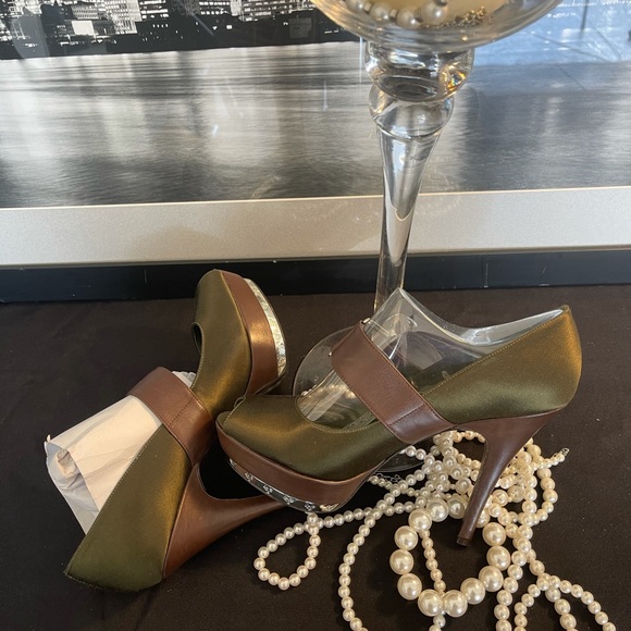 NEW BCBG Chole Hummus/Brown Satin Vachetta Heels - Picture 5 of 16